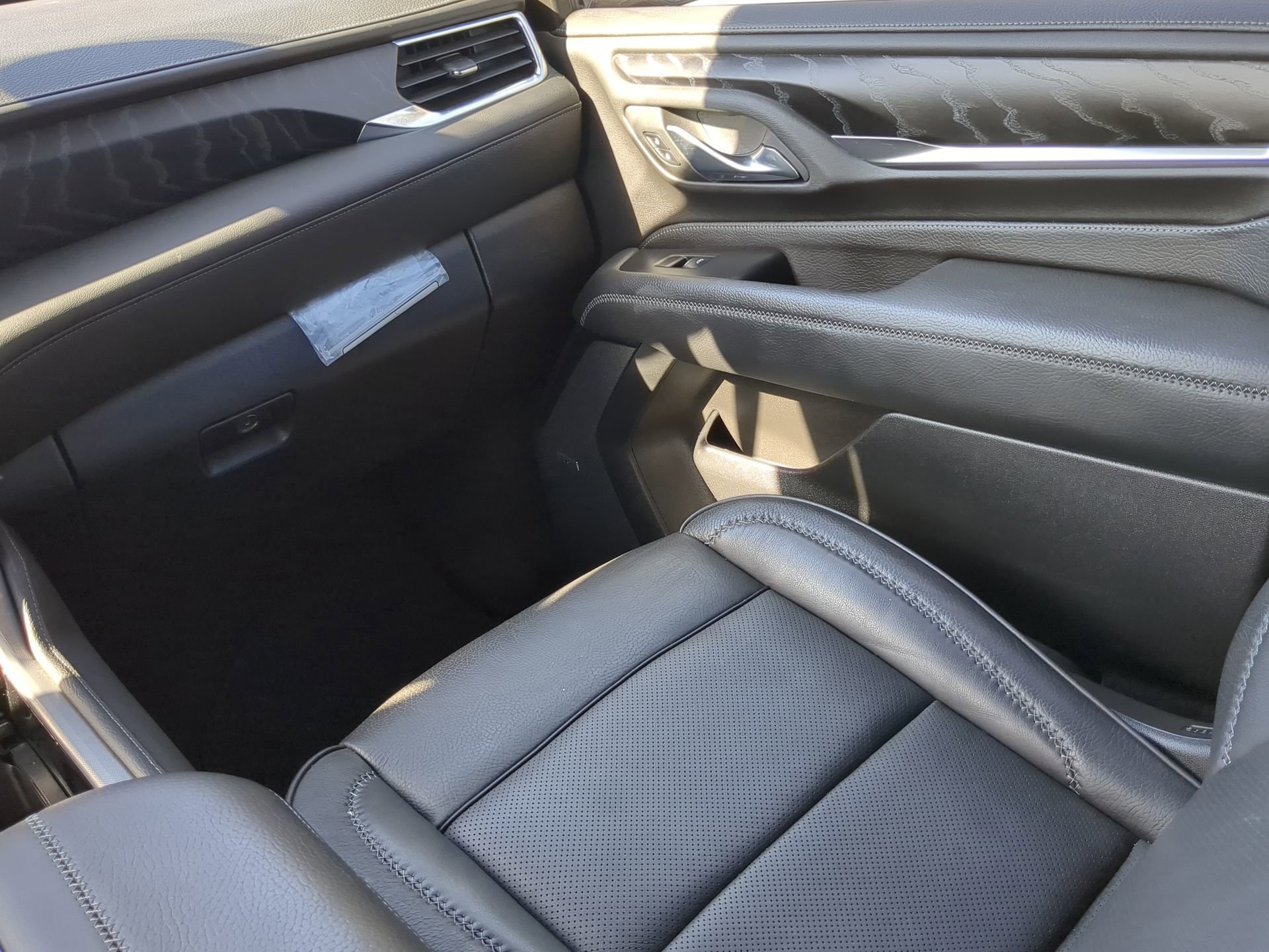 Used 2024 GMC Yukon XL Denali image 45