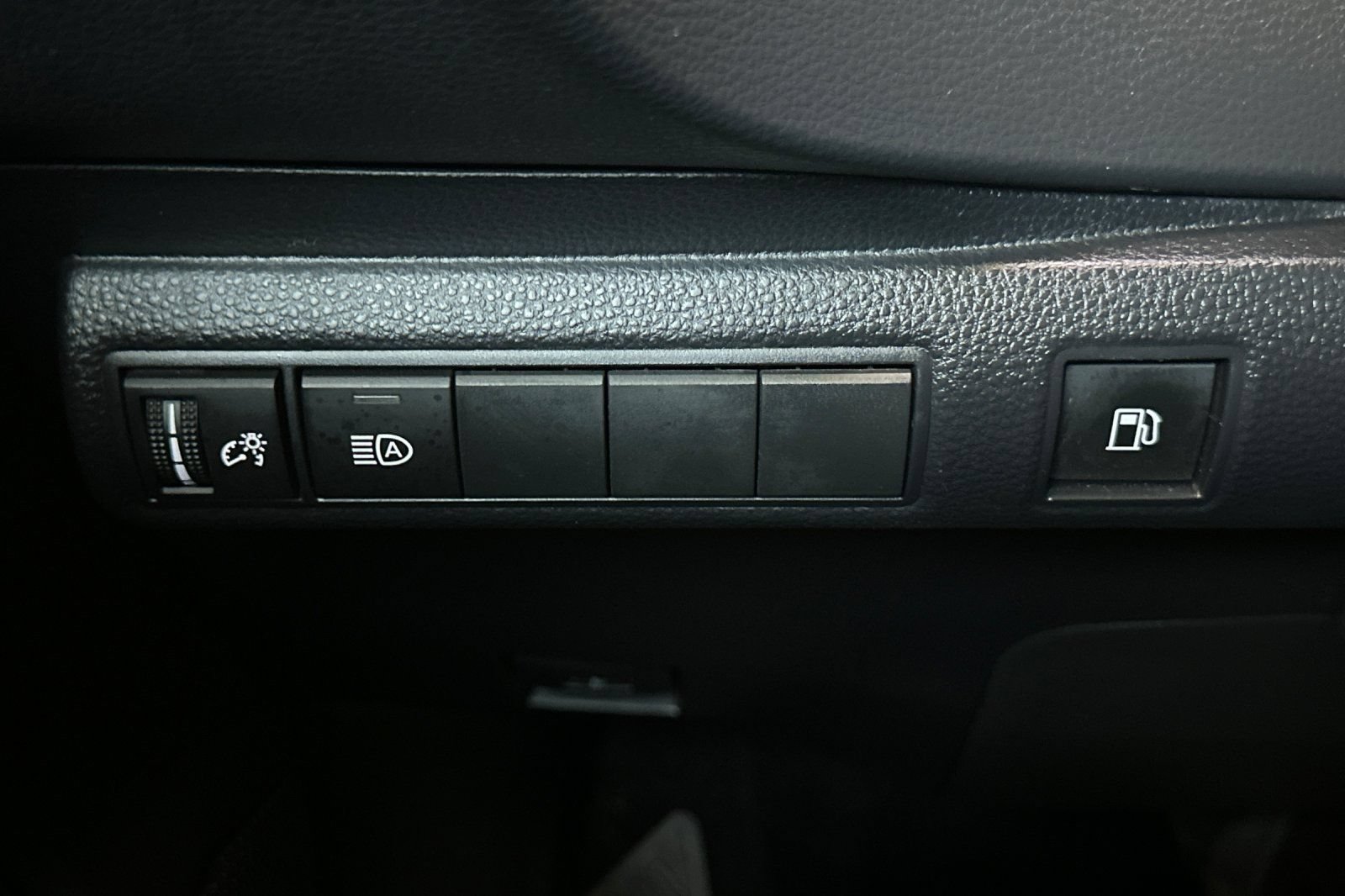 Used 2024 Toyota Corolla LE w/ LE Convenience Package FWD image 28