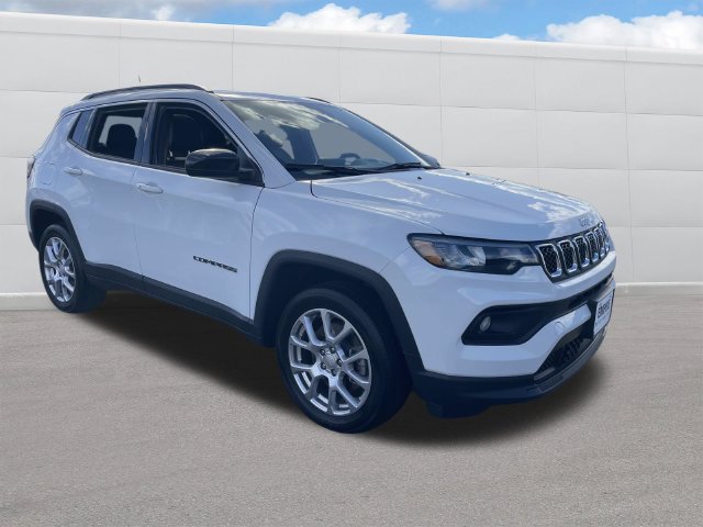 Used 2023 Jeep Compass Latitude w/ Sun and Sound Group AWD/4WD image 12
