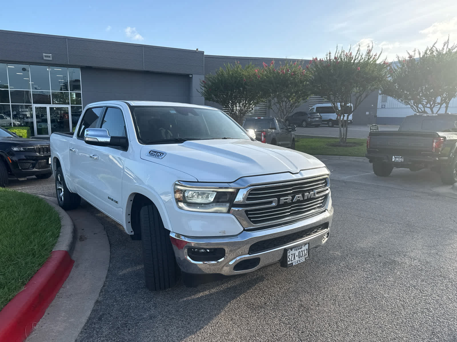 Used 2022 RAM 1500 Laramie AWD/4WD image 2