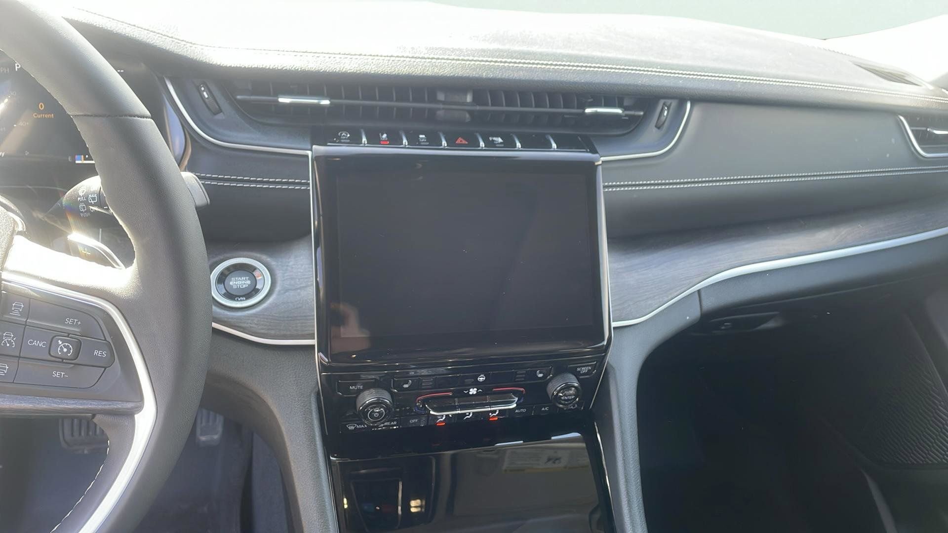 Used 2023 Jeep Grand Cherokee Limited w/ Black Appearance Package AWD/4WD image 13