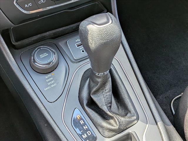 Used 2019 Jeep Cherokee Latitude w/ Cold Weather Group AWD/4WD image 17