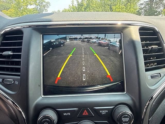Used 2018 Jeep Grand Cherokee Laredo AWD/4WD image 23