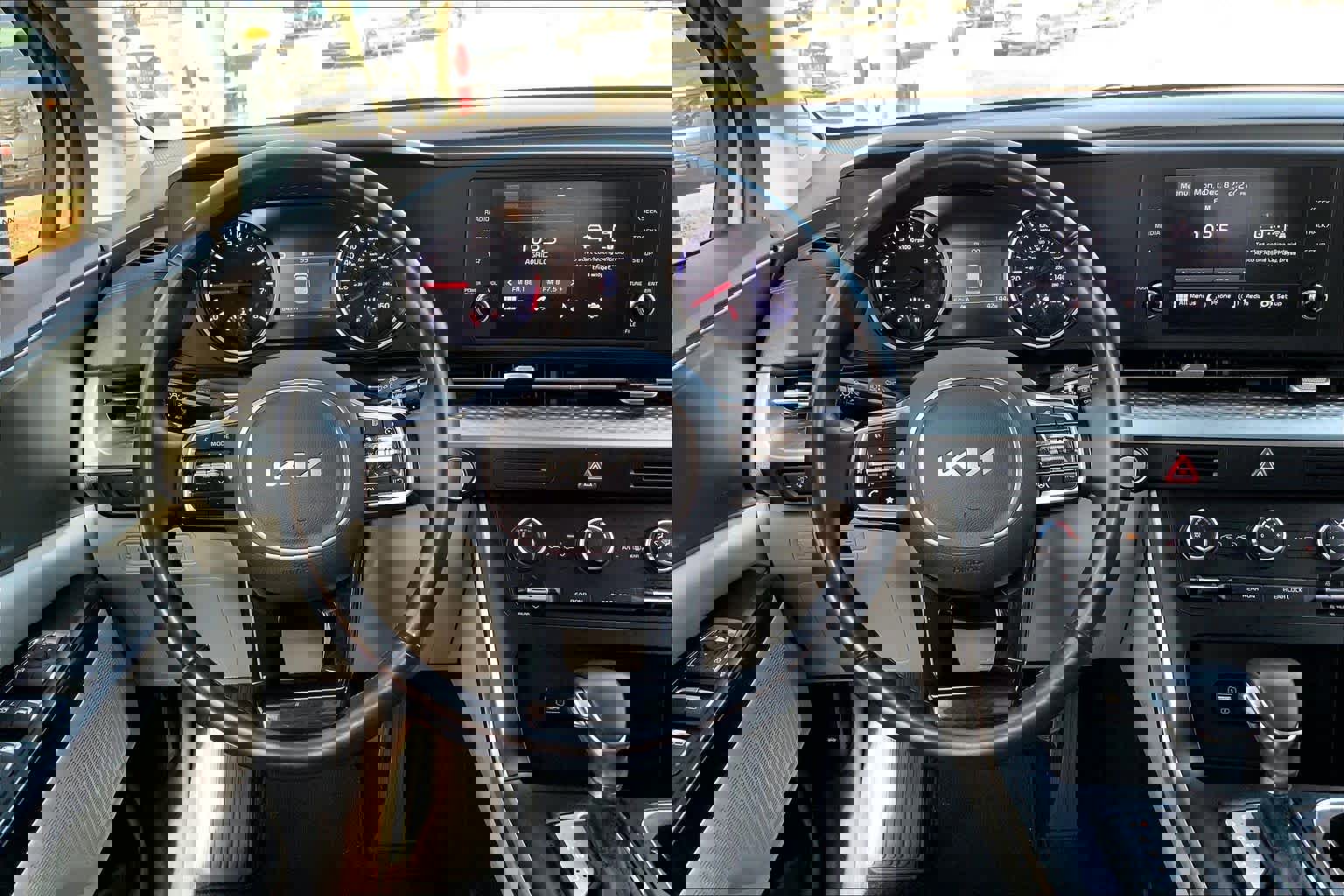 Used 2023 Kia Carnival LX image 5