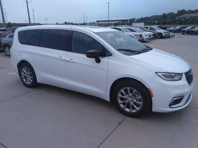 Used 2026 Chrysler Pacifica Limited FWD image 2
