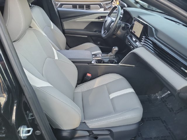 Used 2025 Toyota Camry SE FWD image 17
