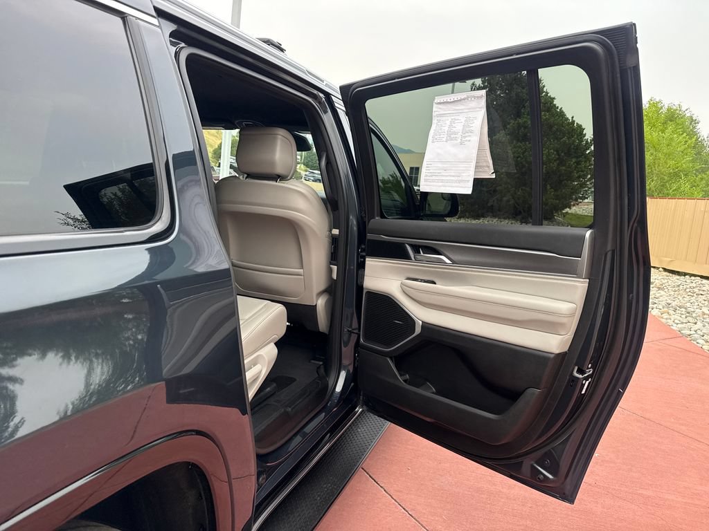 Used 2025 Jeep Wagoneer L Series II AWD/4WD image 24