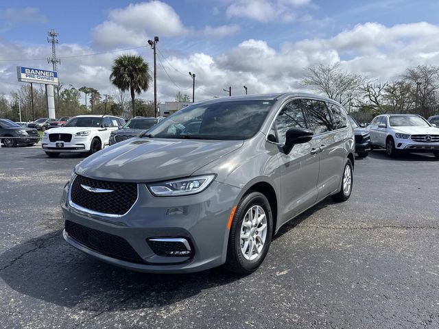 Used 2025 Chrysler Pacifica Select image 5