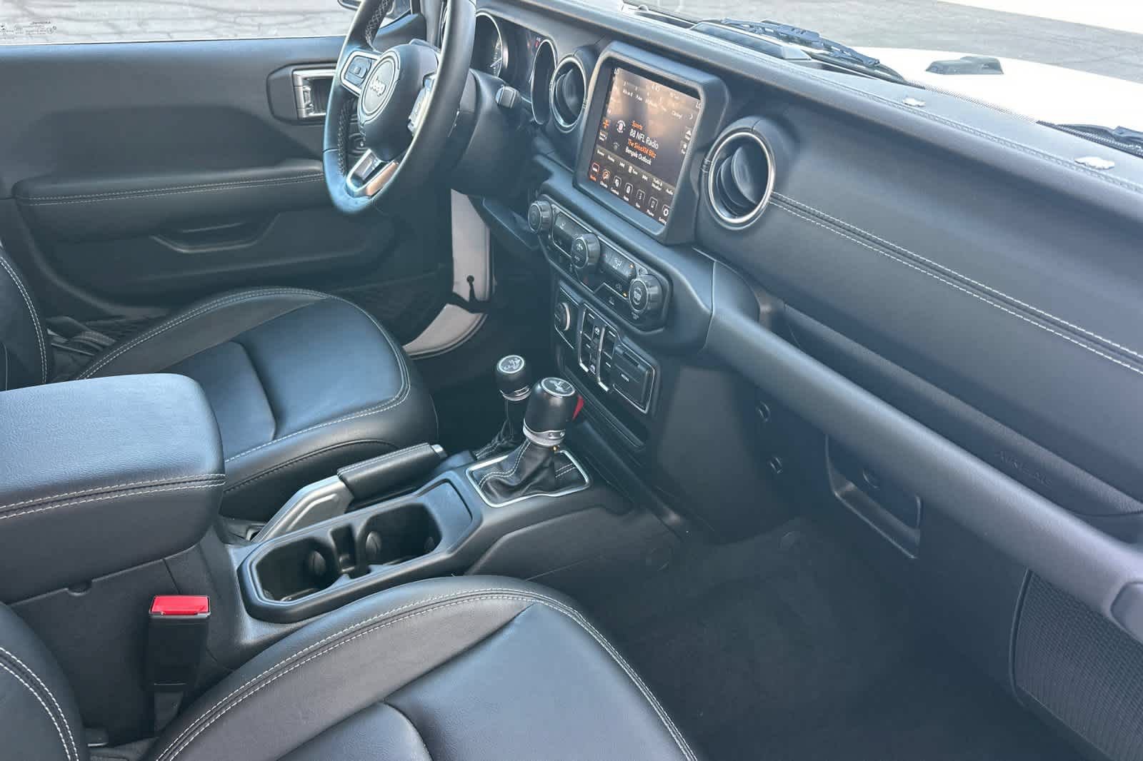 Used 2022 Jeep Wrangler Unlimited Sahara AWD/4WD image 17
