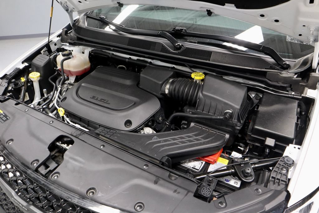 Used 2025 Chrysler Pacifica Limited FWD image 17