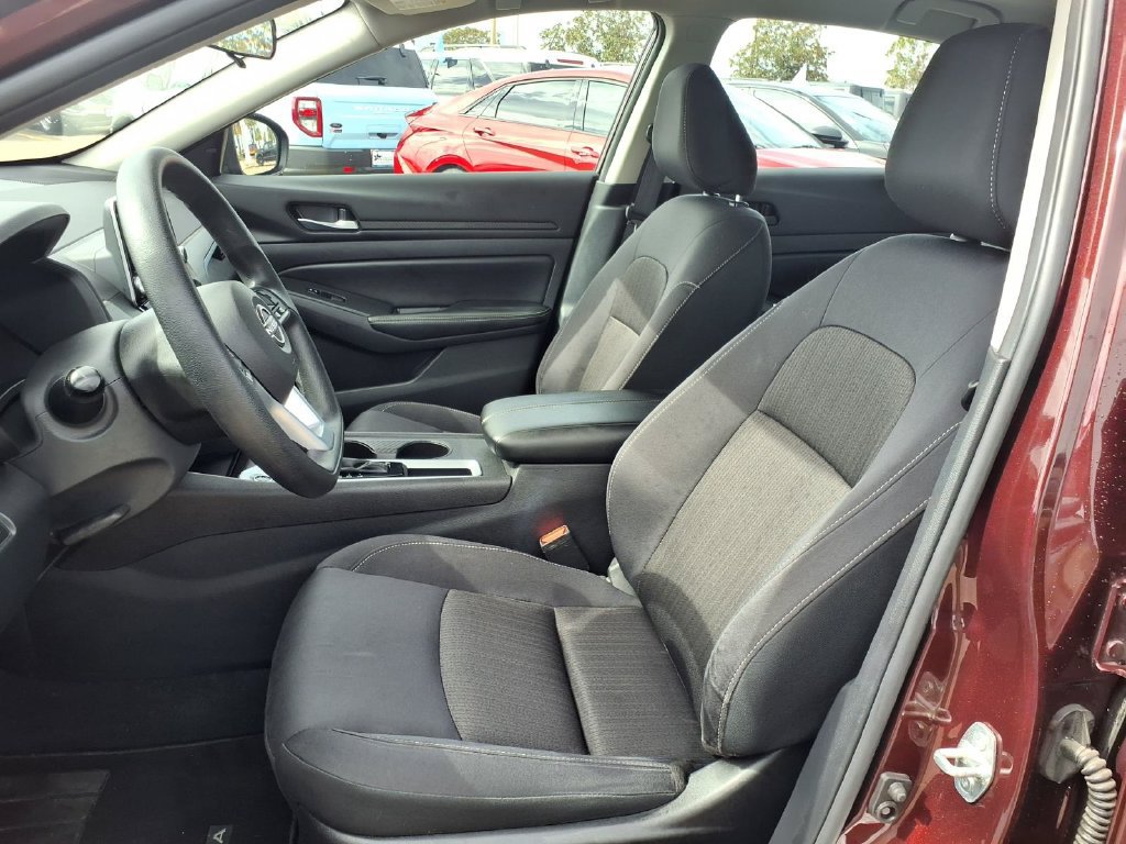 Used 2025 Nissan Altima 2.5 SV FWD image 25