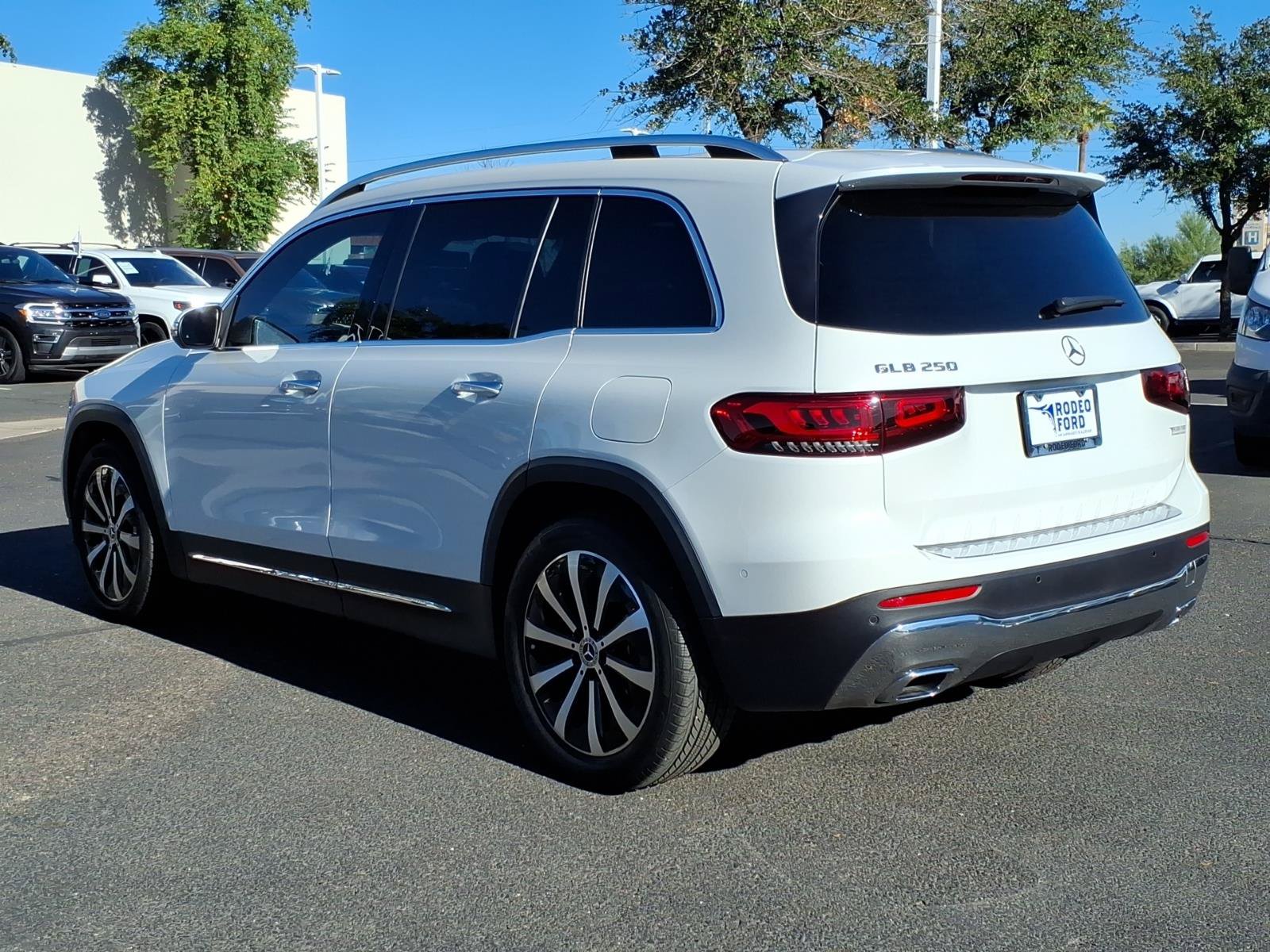 Used 2022 Mercedes-Benz GLB 250 image 3