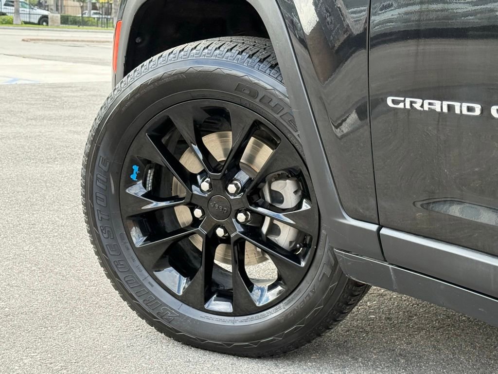 Used 2023 Jeep Grand Cherokee L Laredo AWD/4WD image 19