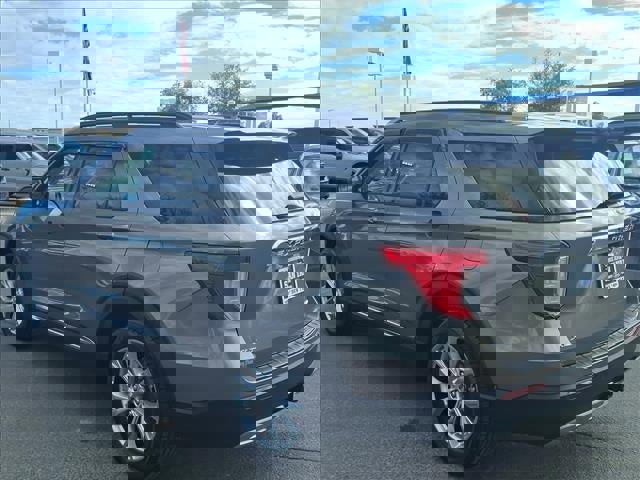 Certified 2021 Ford Explorer XLT w/ Equipment Group 202A image 4