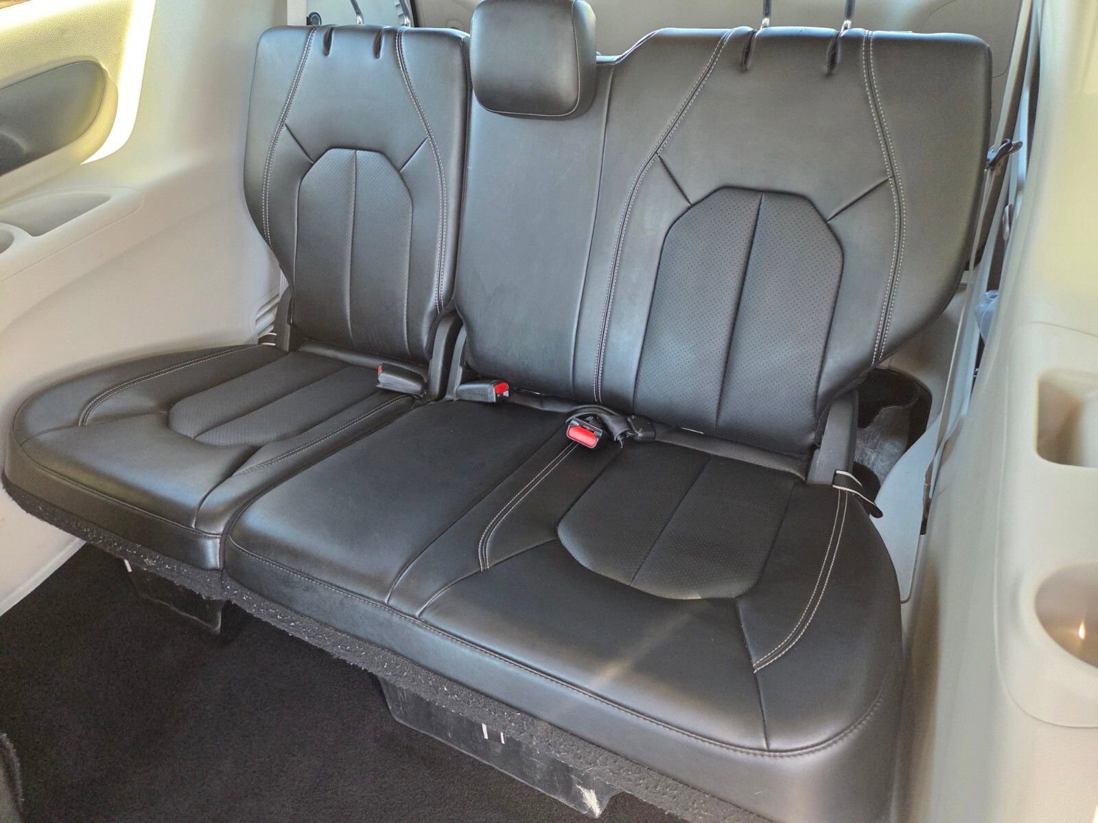 Used 2024 Chrysler Pacifica Touring-L FWD image 12