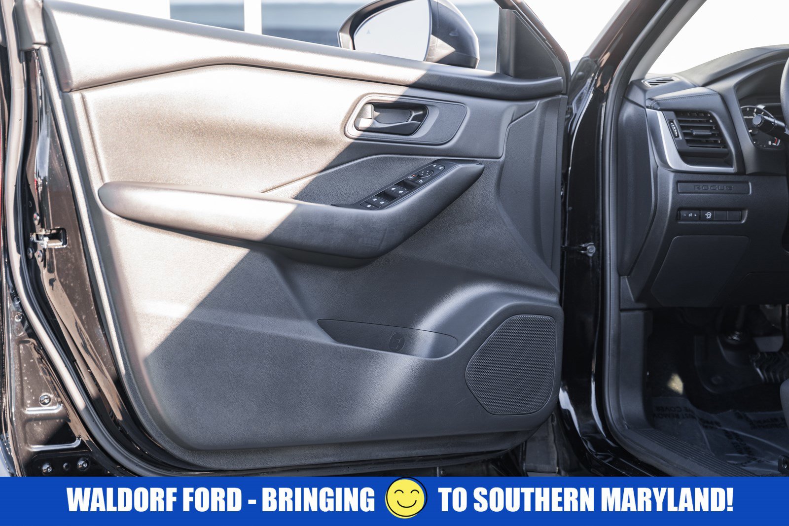 Used 2024 Nissan Rogue S image 31