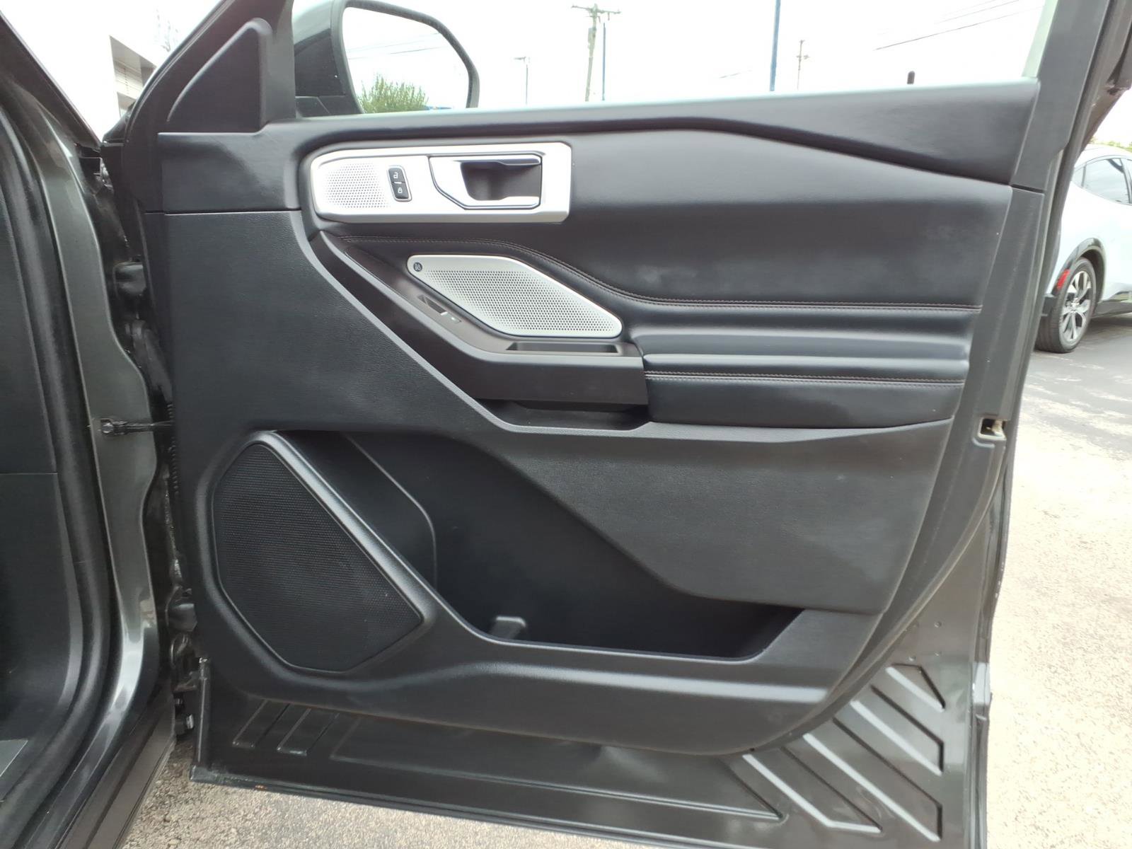 Certified 2020 Ford Explorer Platinum w/ Premium Technology Package AWD/4WD image 32