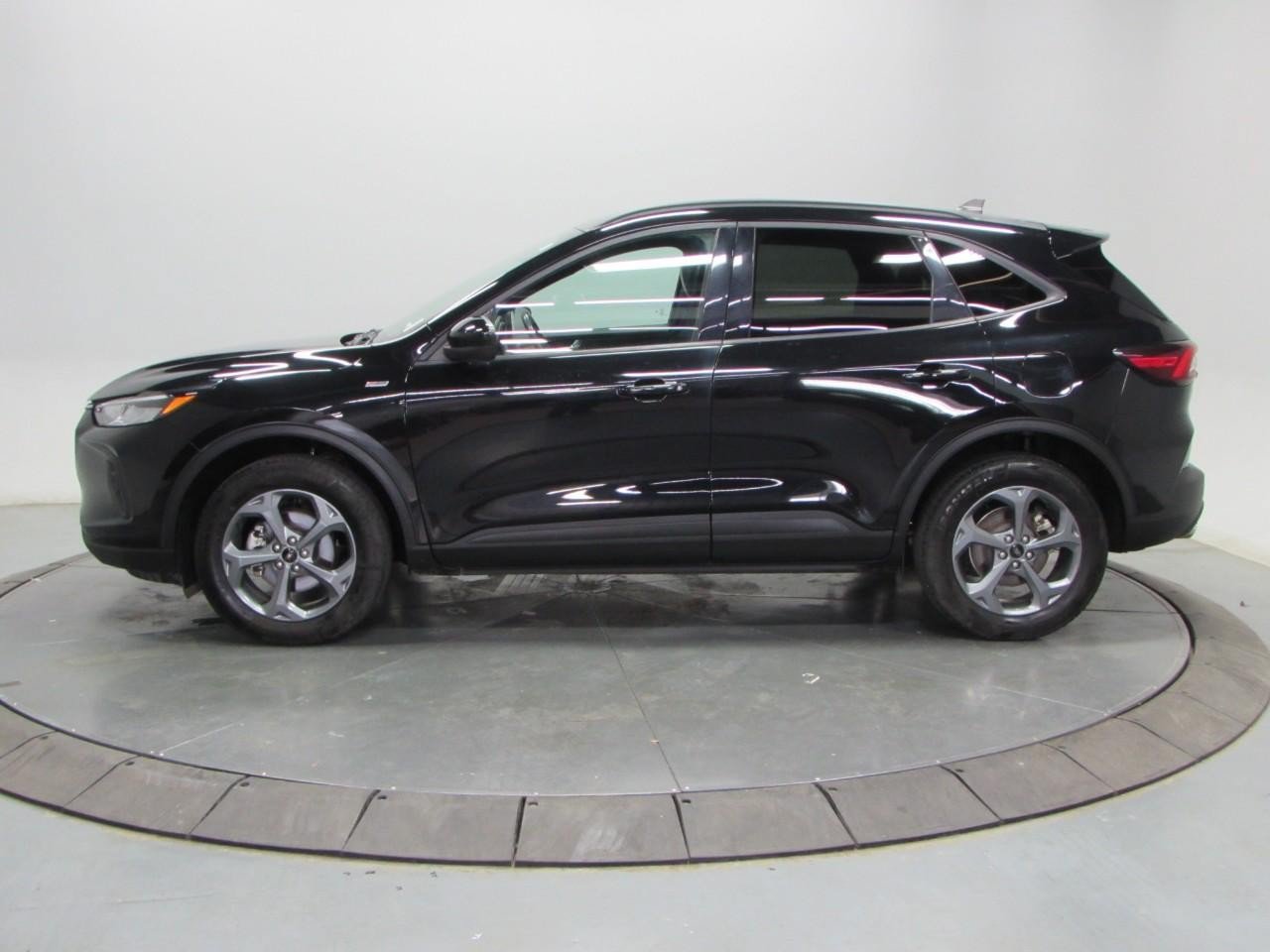 Certified 2025 Ford Escape ST-Line Select AWD/4WD image 4