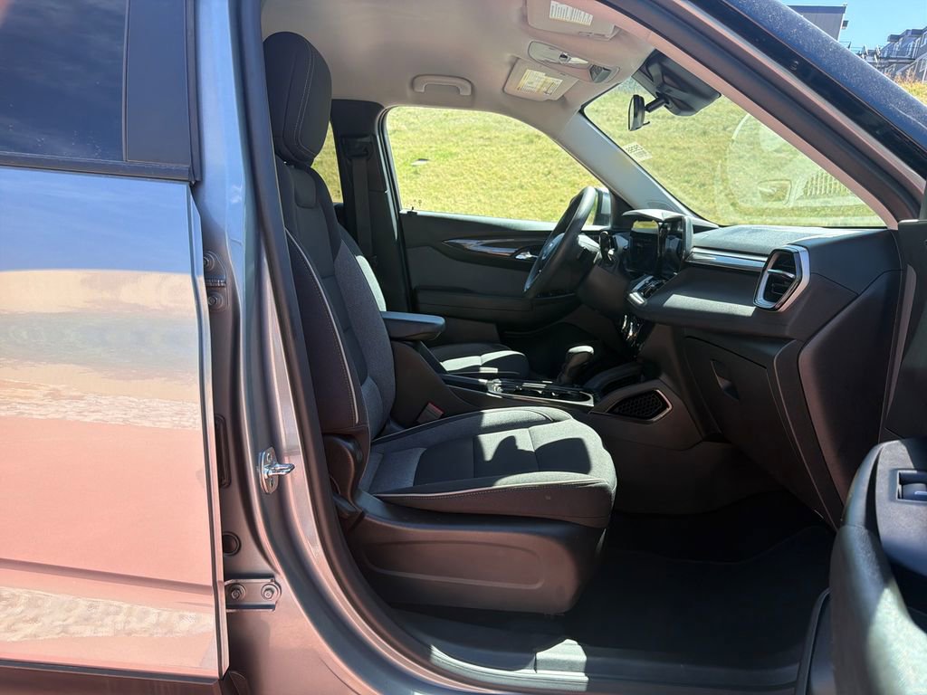 Used 2025 Chevrolet TrailBlazer LT AWD/4WD image 29
