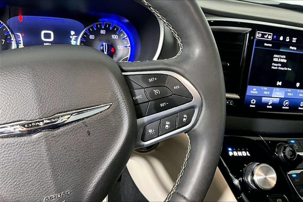 Used 2023 Chrysler Pacifica Touring-L FWD image 15