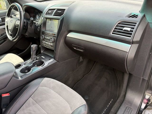 Certified 2017 Ford Explorer XLT w/ Equipment Group 202A image 31