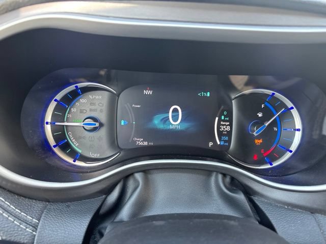 Used 2024 Chrysler Pacifica Limited FWD image 19