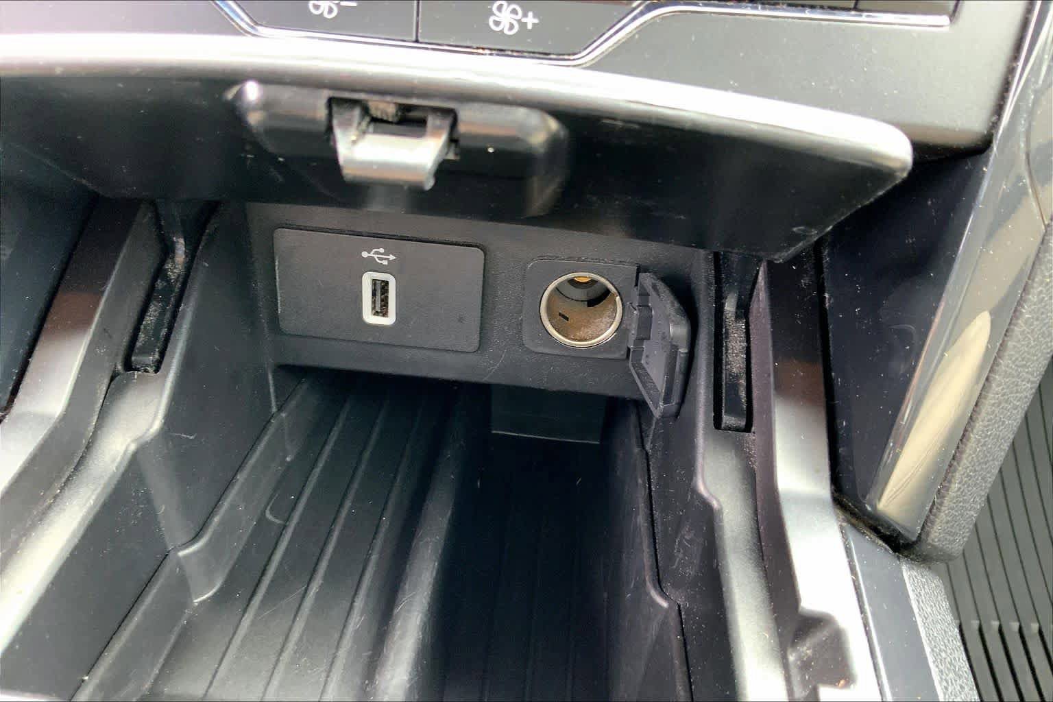 Certified 2019 Ford Explorer XLT w/ Equipment Group 202A FWD image 31