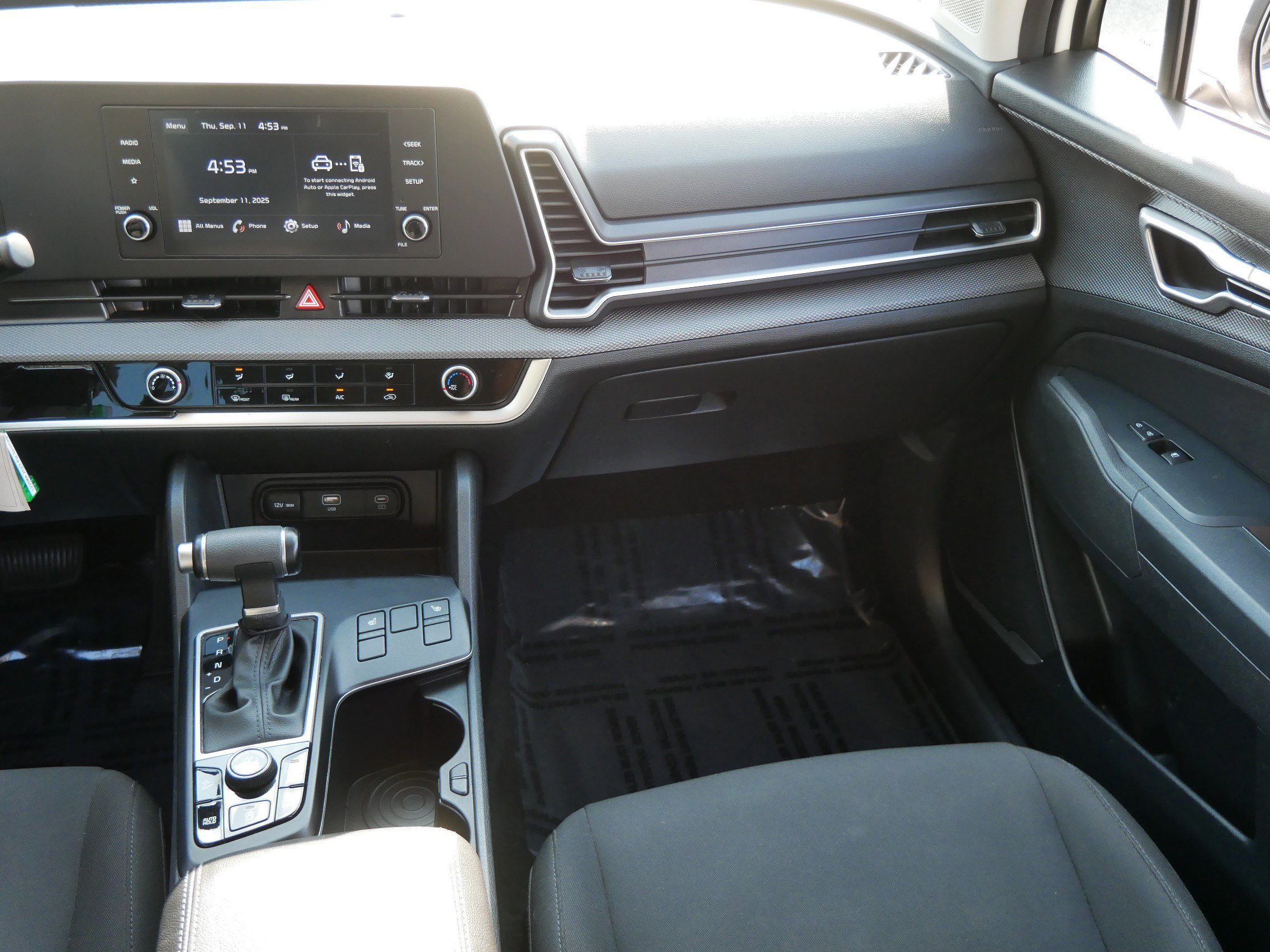 Used 2023 Kia Sportage LX image 11