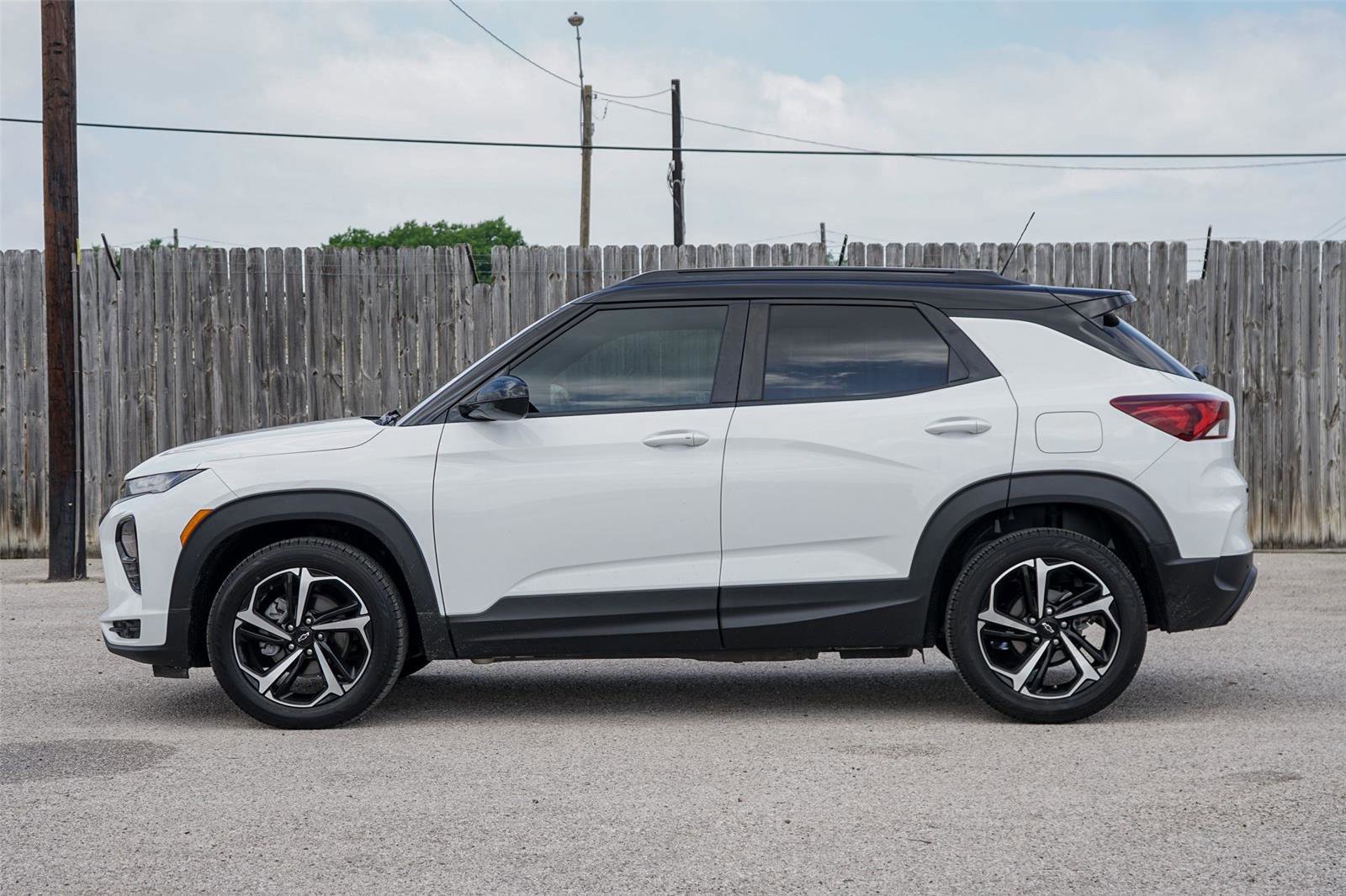 Used 2021 Chevrolet TrailBlazer RS w/ Technology Package FWD image 2