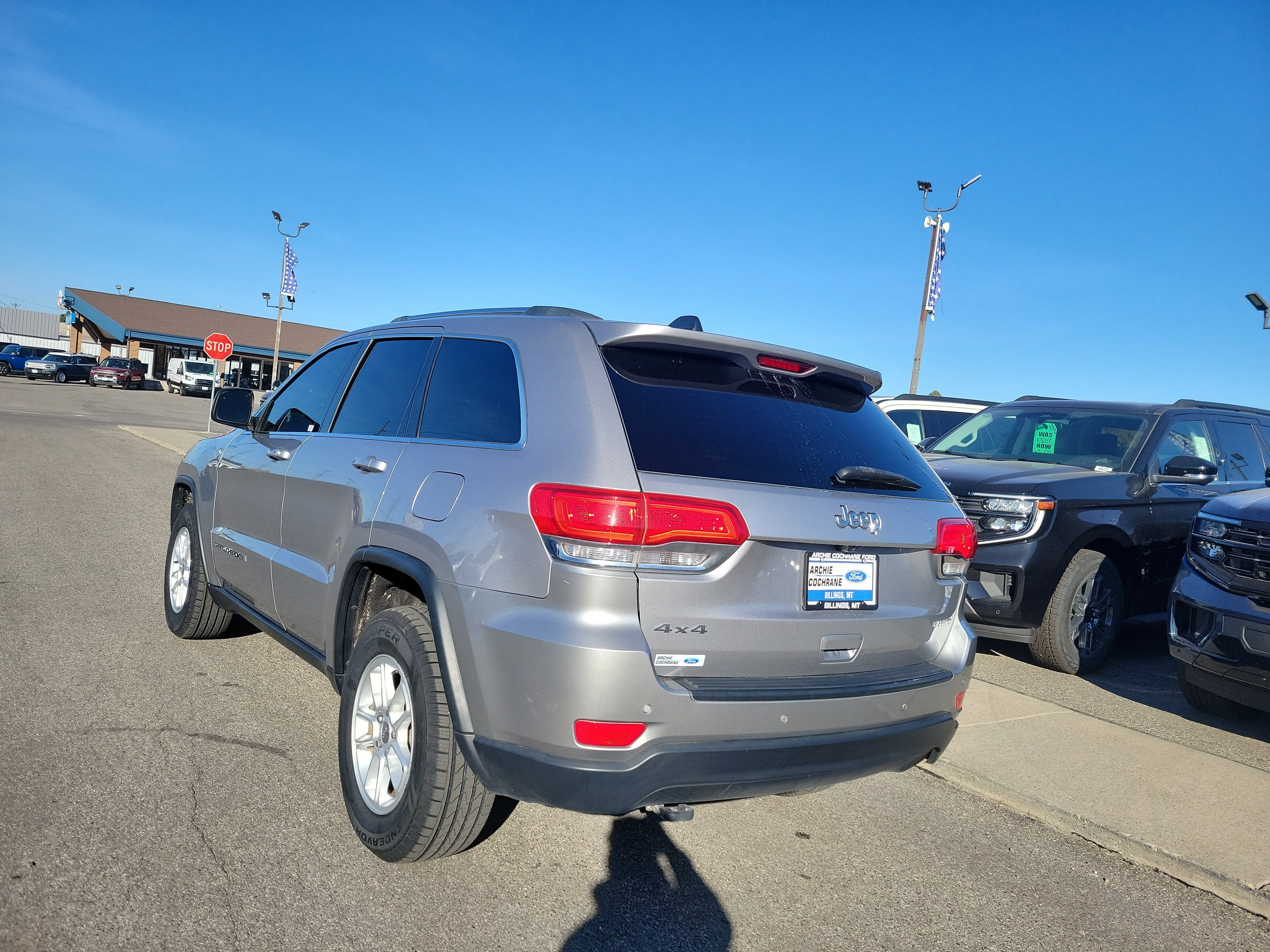 Used 2019 Jeep Grand Cherokee Laredo AWD/4WD image 3