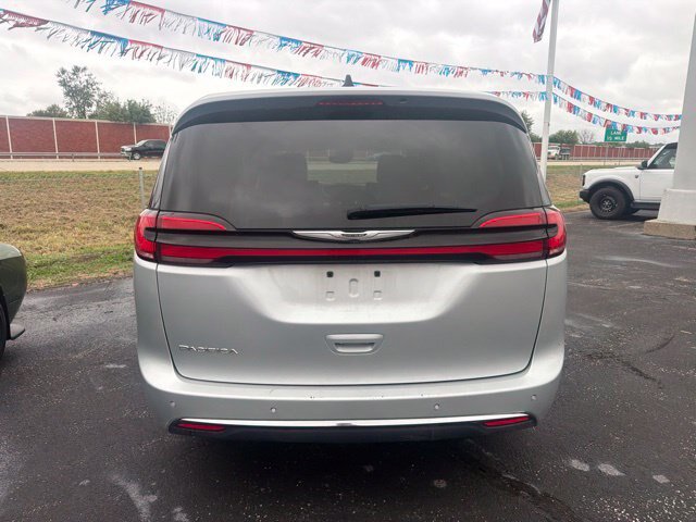 Used 2024 Chrysler Pacifica Touring-L FWD image 3