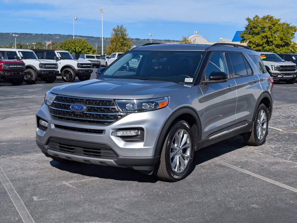 Certified 2024 Ford Explorer XLT w/ Equipment Group 202A AWD/4WD image 3