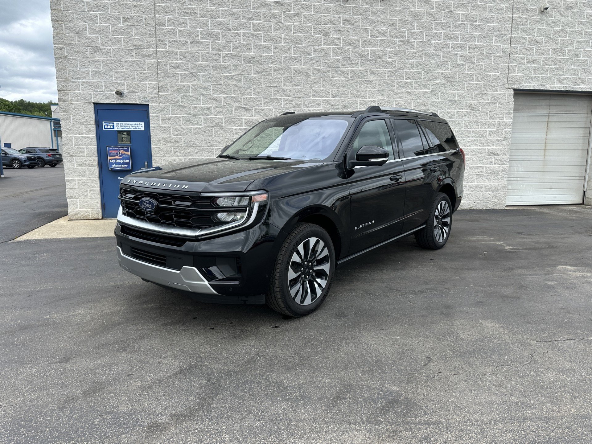 Certified 2025 Ford Expedition Platinum w/ Driver's Package AWD/4WD image 2