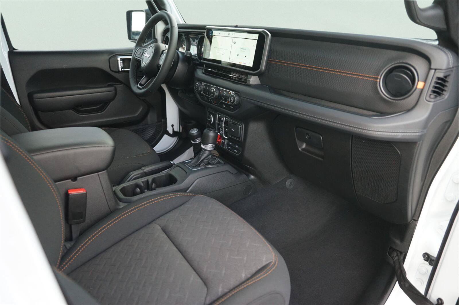 Used 2025 Jeep Gladiator Mojave w/ Convenience Group AWD/4WD image 17