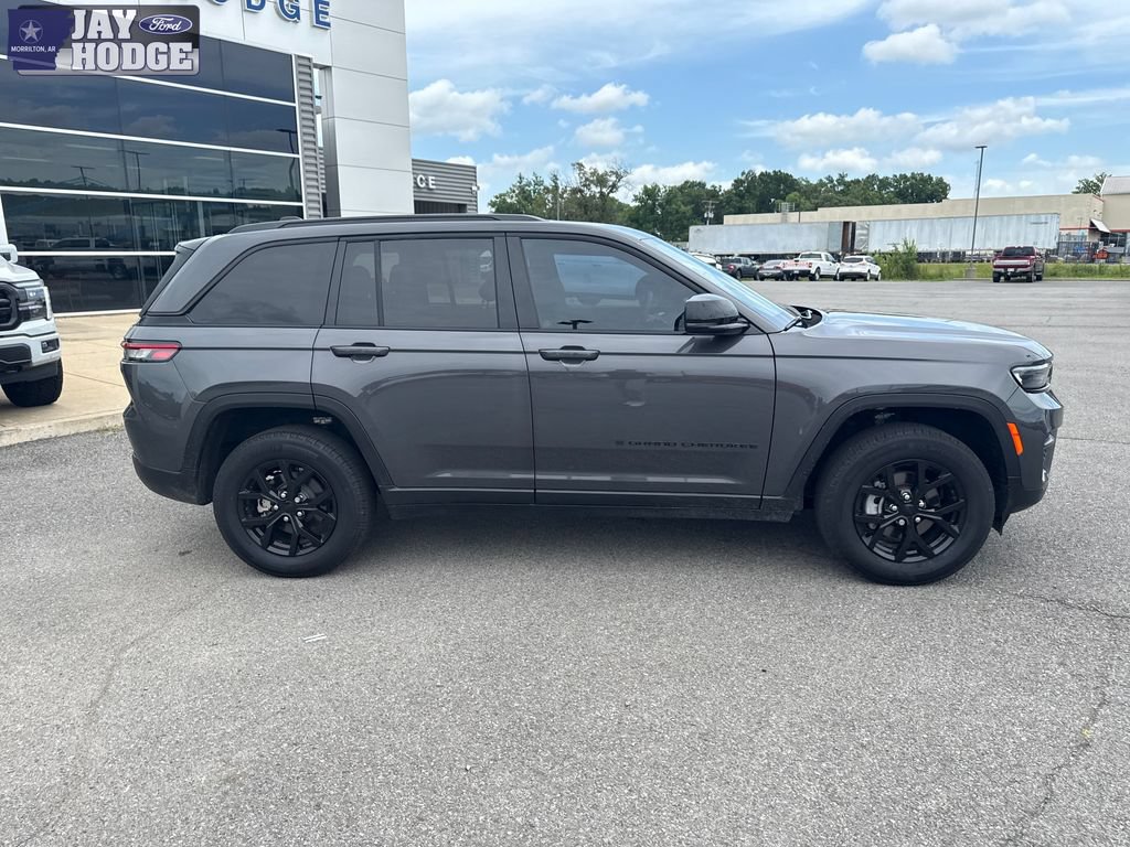 Used 2025 Jeep Grand Cherokee Altitude RWD image 9