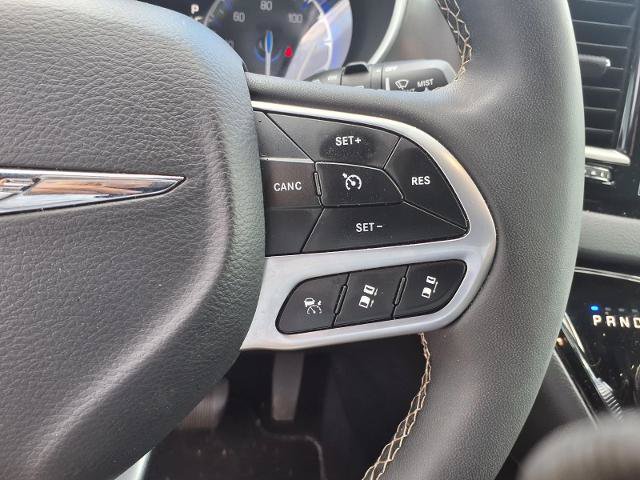Used 2025 Chrysler Pacifica Select FWD image 9
