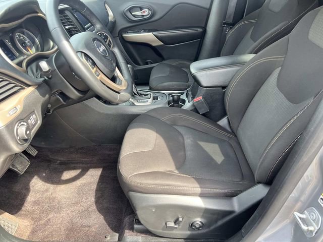 Used 2017 Jeep Cherokee Latitude w/ Safety/Convenience Group AWD/4WD image 16