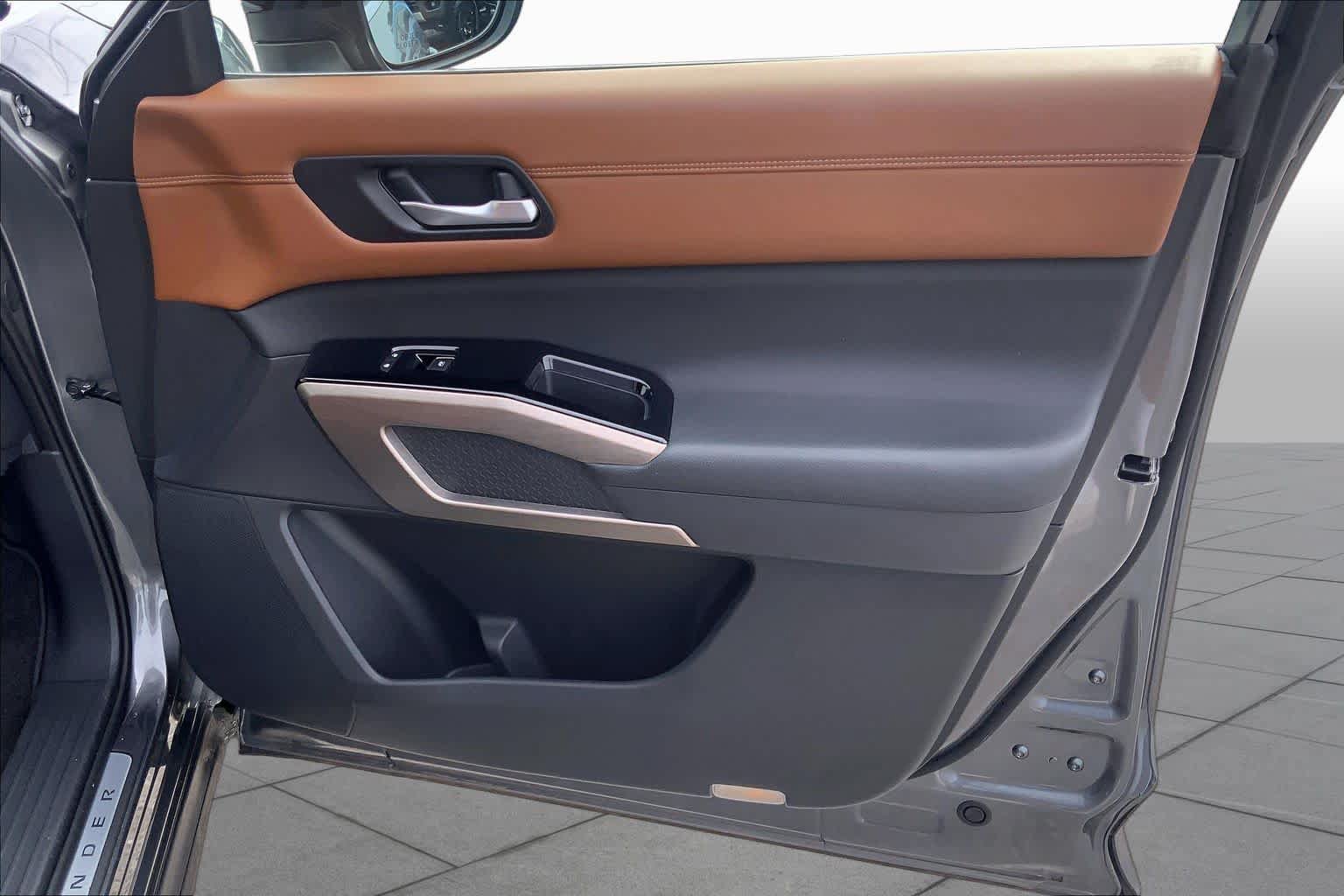 Used 2022 Nissan Pathfinder Platinum w/ Cargo Package FWD image 23