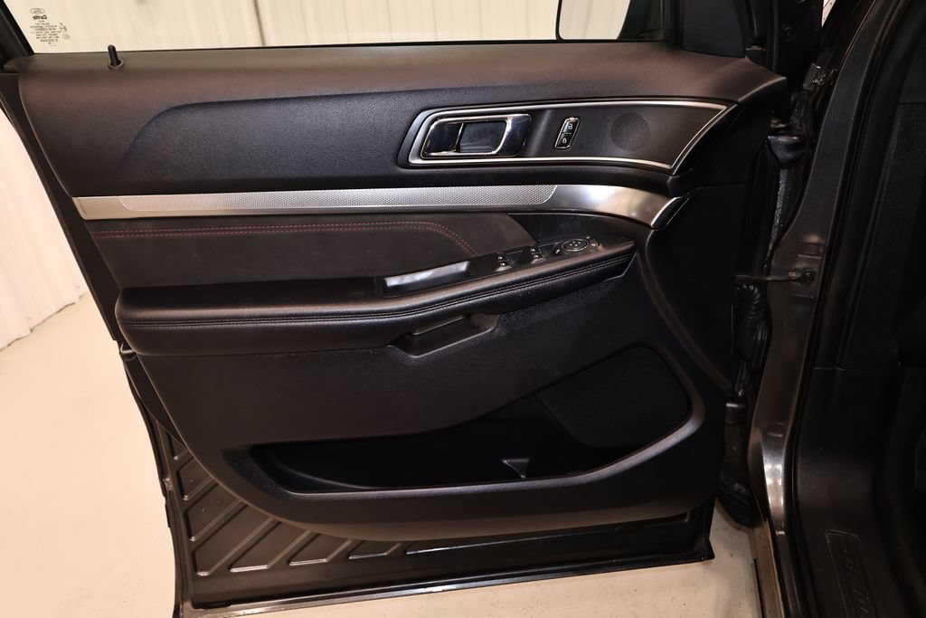 Certified 2018 Ford Explorer XLT w/ Equipment Group 202A AWD/4WD image 8