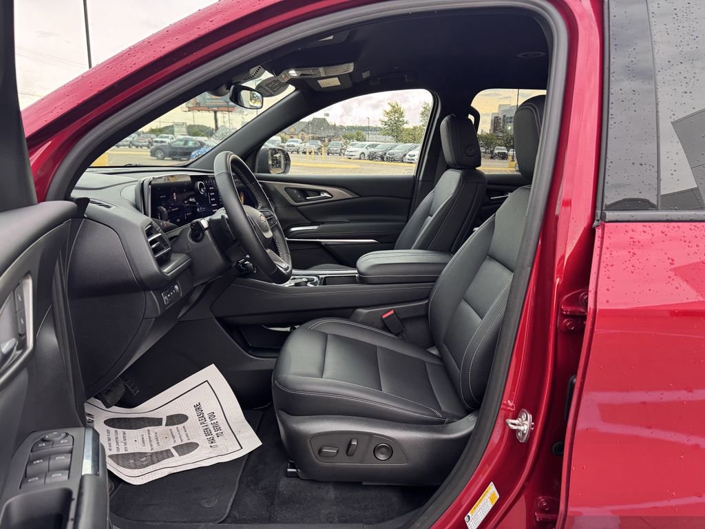 Used 2025 Chevrolet Traverse LT AWD/4WD image 8