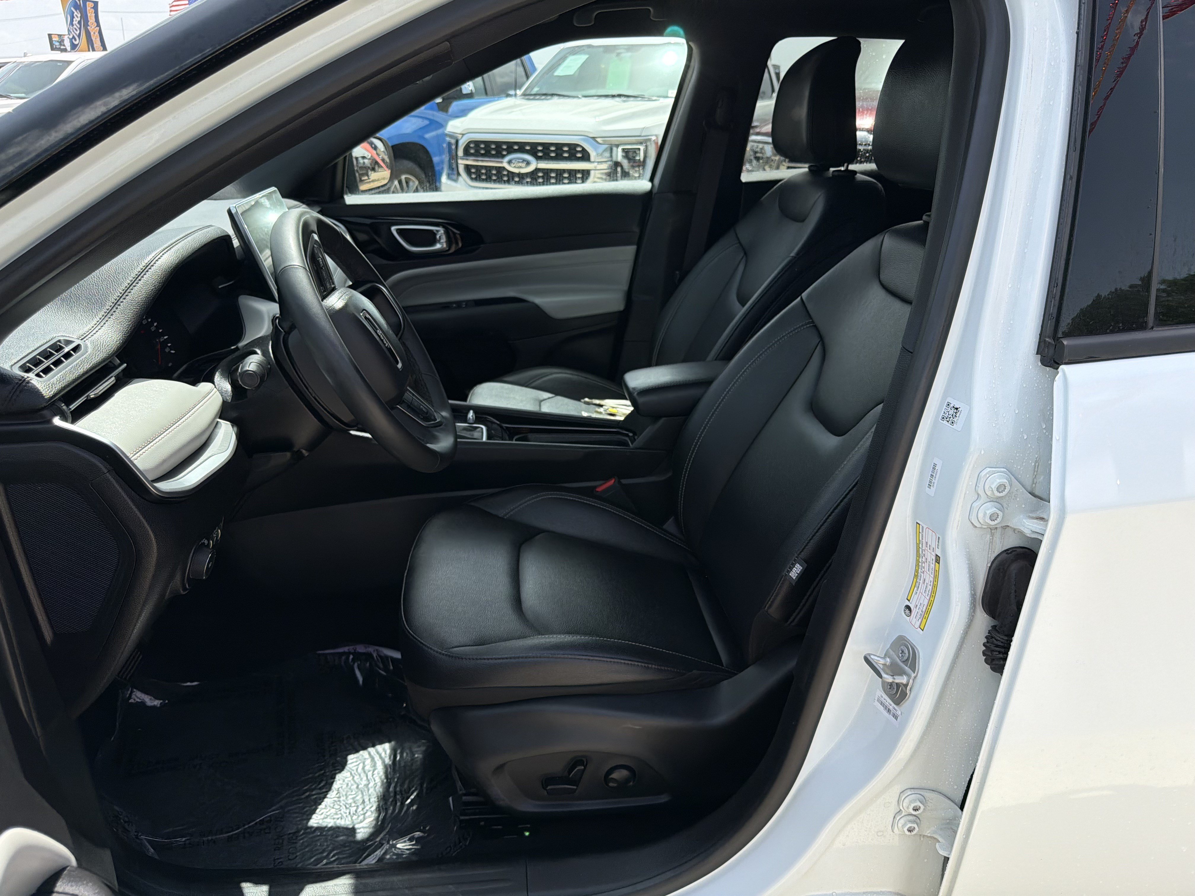 Used 2025 Jeep Compass Limited AWD/4WD image 16
