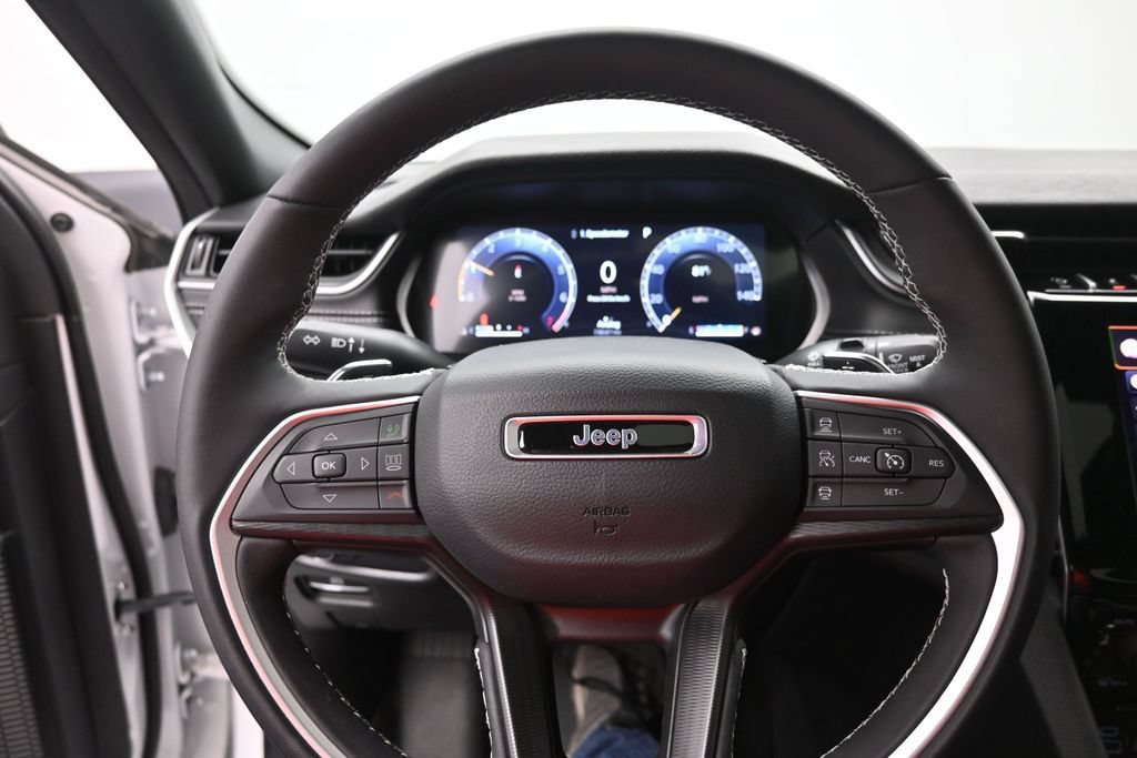 Used 2025 Jeep Grand Cherokee Altitude RWD image 29