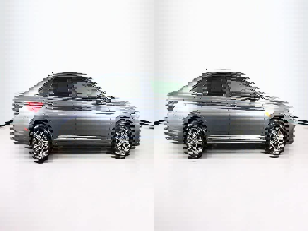 Used 2024 Volkswagen Jetta SE image 6