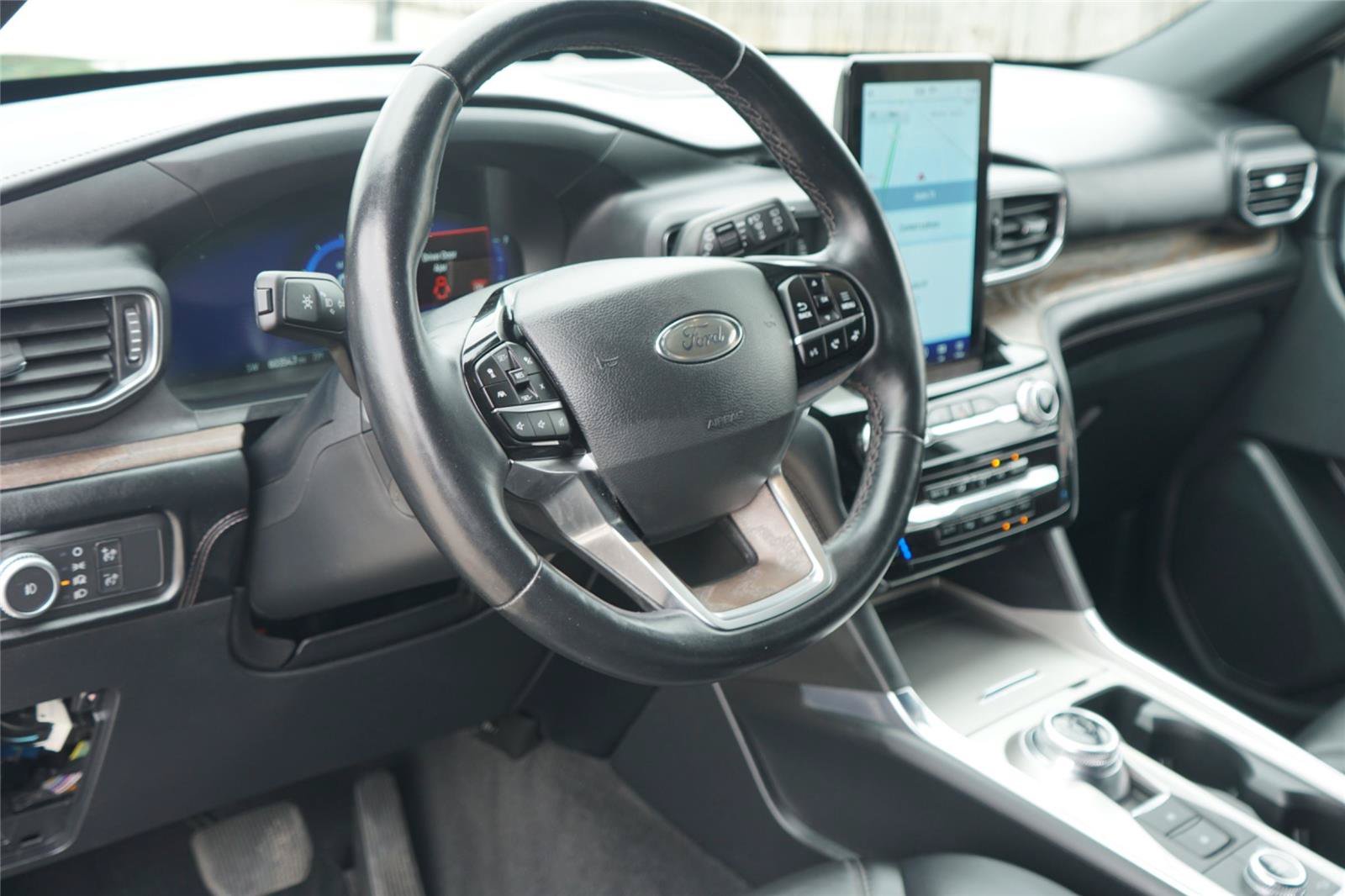 Certified 2022 Ford Explorer Platinum w/ Premium Technology Package AWD/4WD image 9