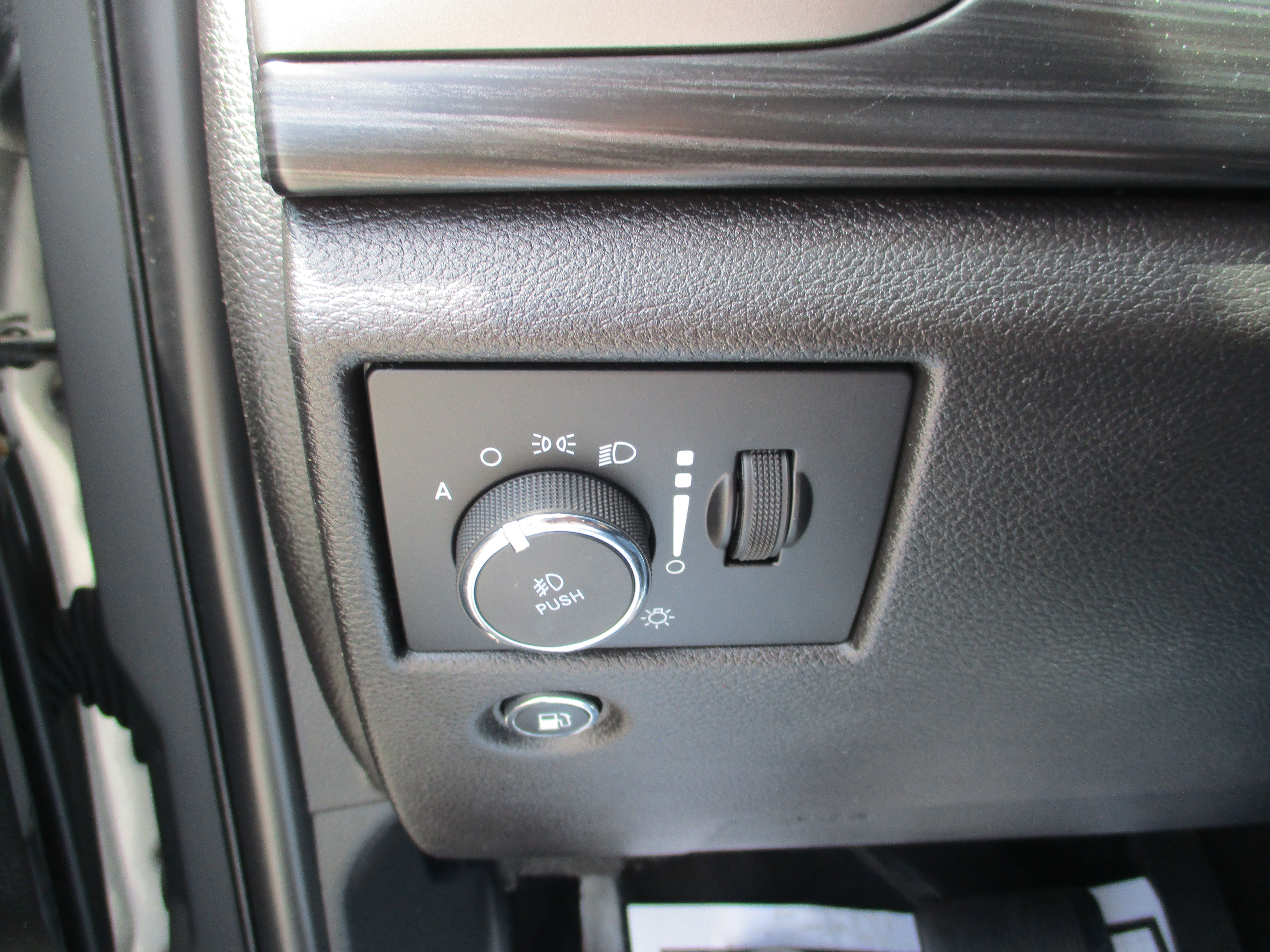 Used 2019 Jeep Grand Cherokee Altitude RWD image 15