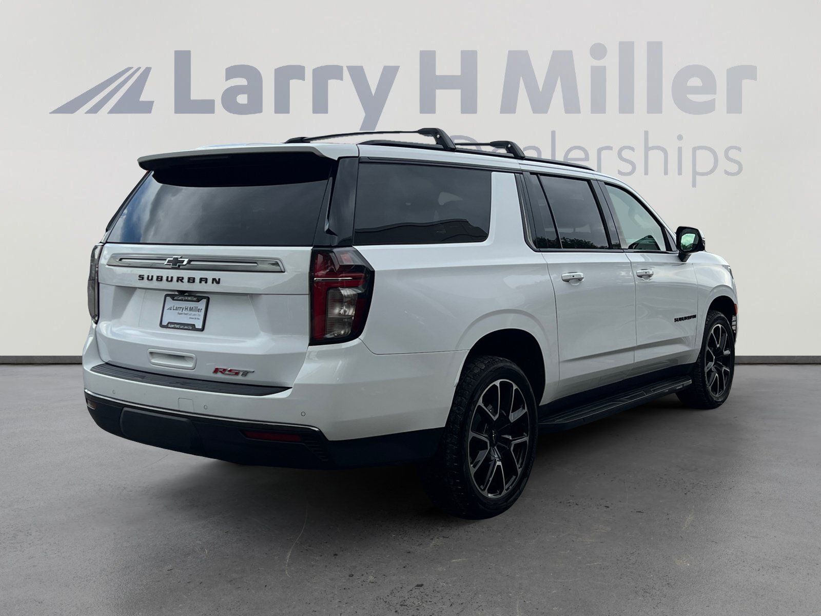Used 2021 Chevrolet Suburban RST w/ Luxury Package AWD/4WD image 5