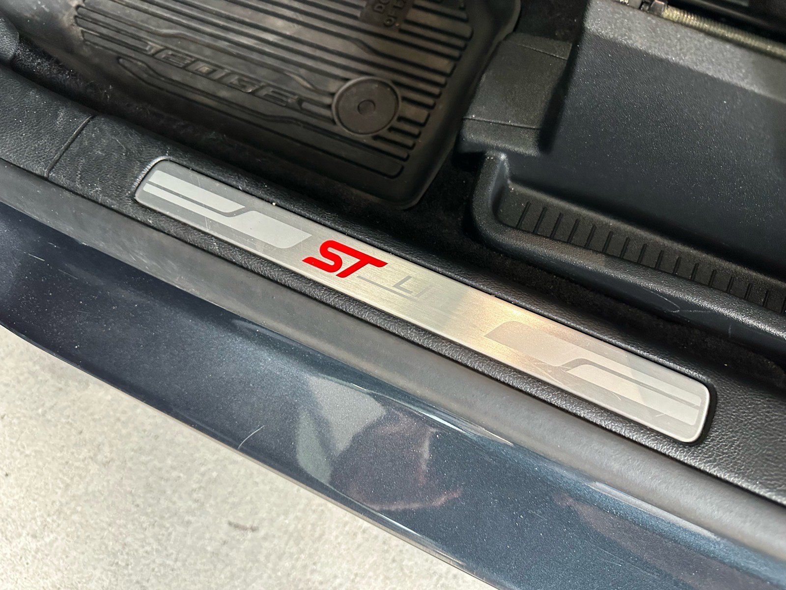 Certified 2024 Ford Edge ST-Line w/ Class II Trailer Tow Package image 29