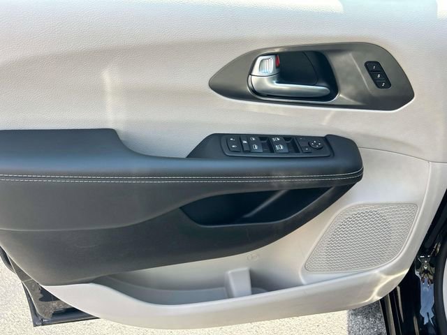 Used 2024 Chrysler Pacifica Touring-L image 23