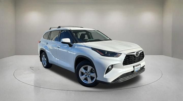 Used 2022 Toyota Highlander LE FWD image 1