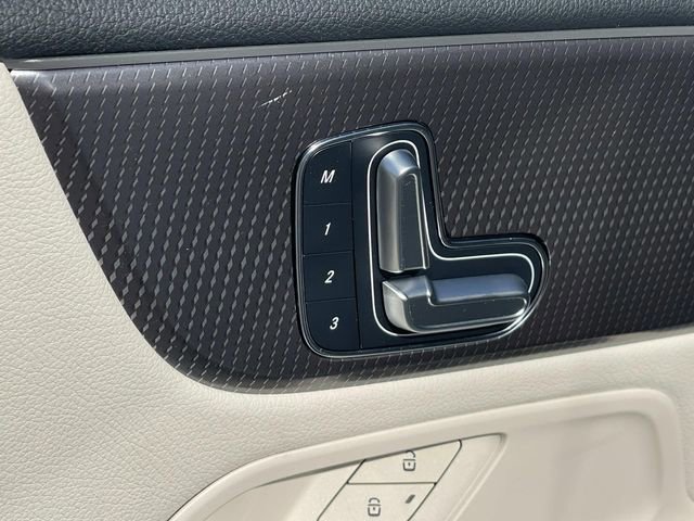 Used 2023 Mercedes-Benz EQB 300 4MATIC image 23